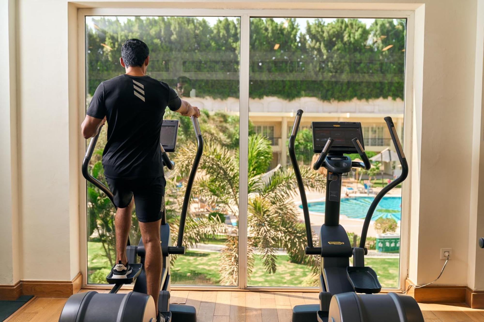 Renaissance Cairo Mirage City Hotel Exterior foto A man on an elliptical trainer