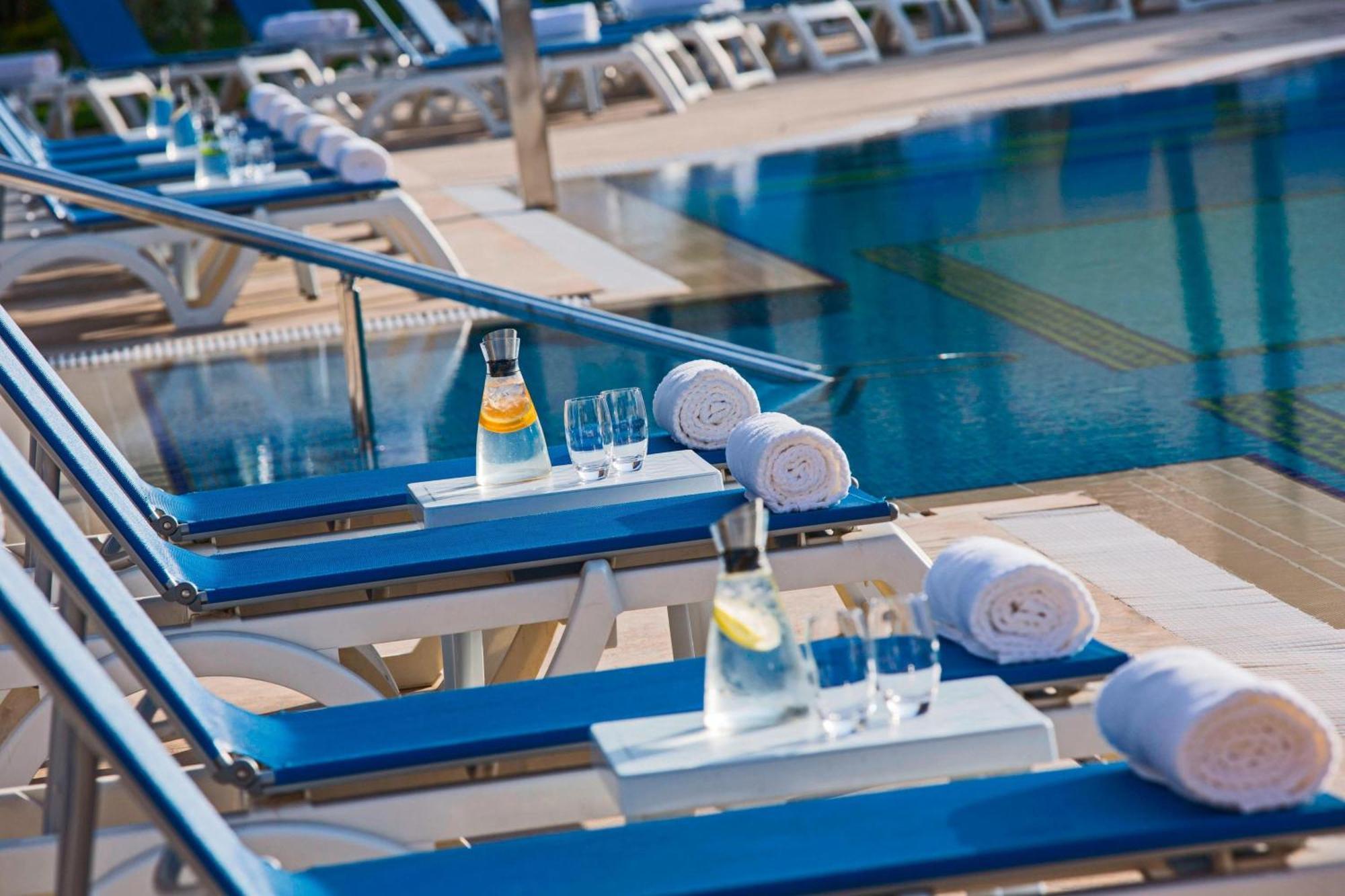 Renaissance Cairo Mirage City Hotel Exterior foto Pool at the Hotel